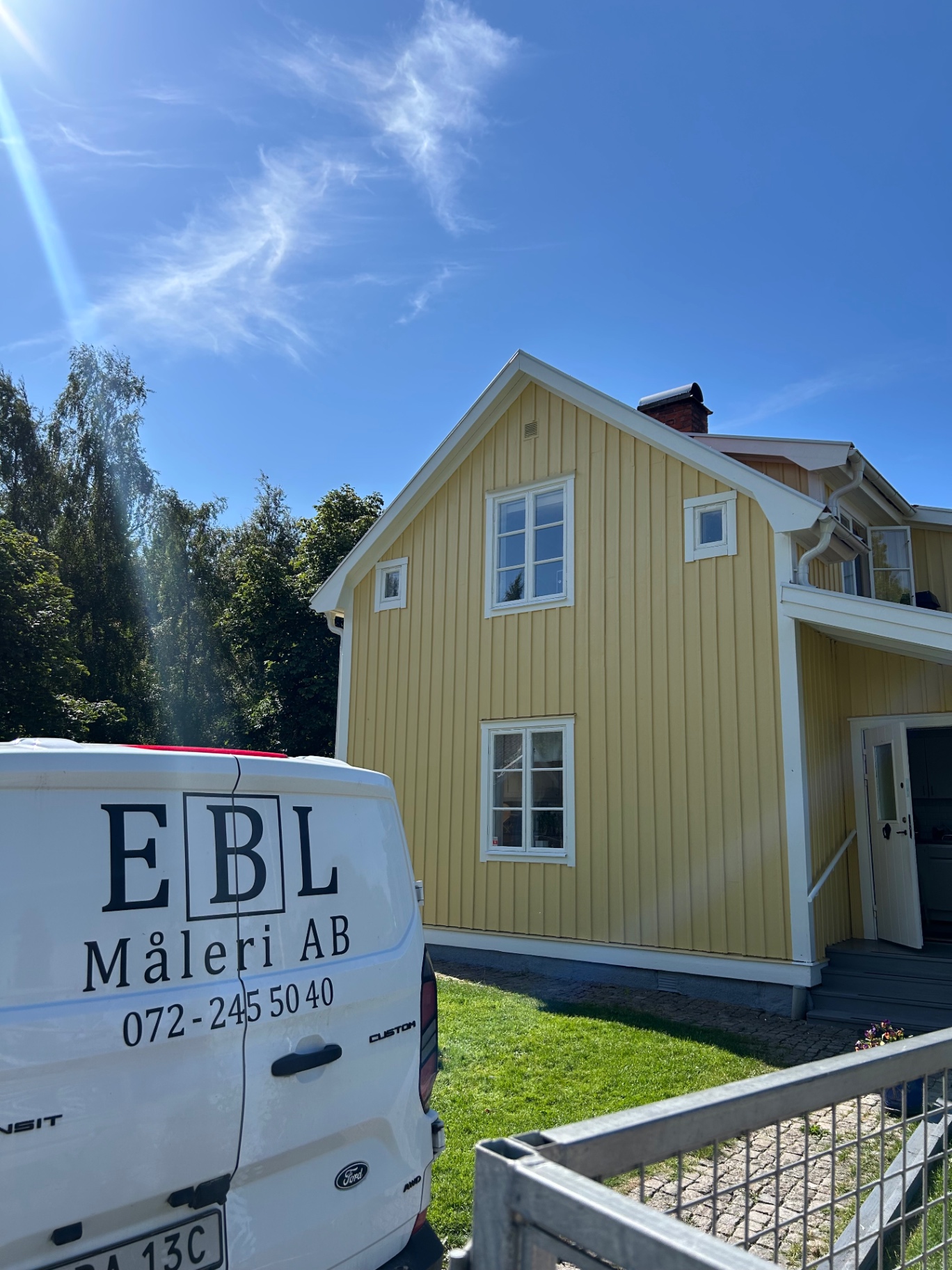Utvändig målning av villa i Bengtstorp utanför Nora – bild 6