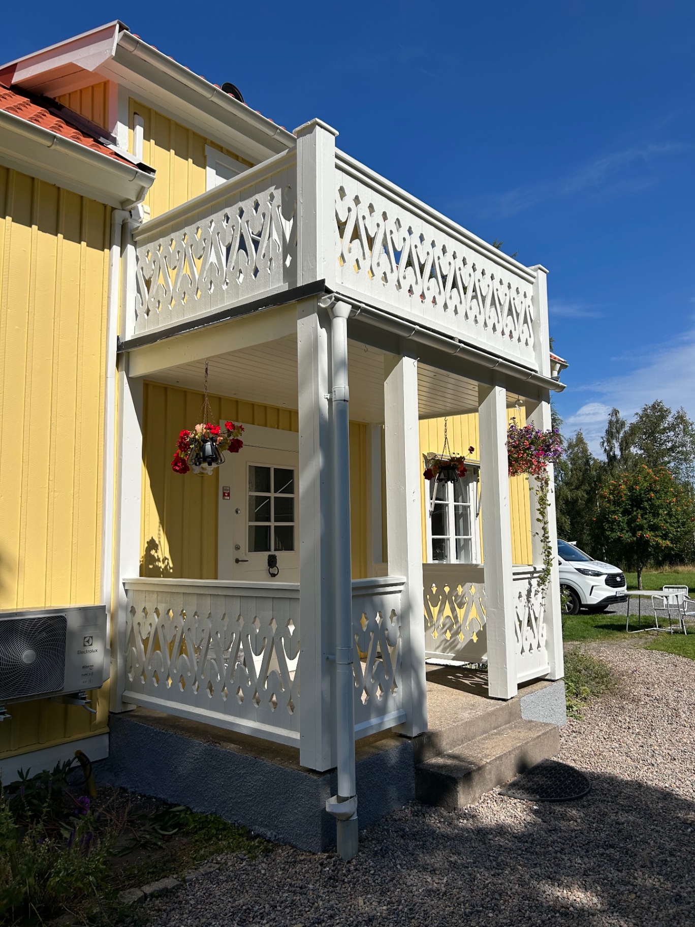 Utvändig målning av villa i Bengtstorp utanför Nora – bild 7