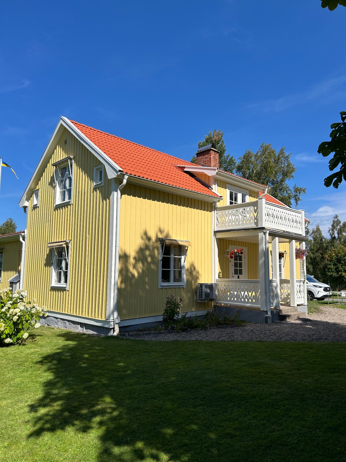 Utvändig målning av villa i Bengtstorp utanför Nora – bild 2