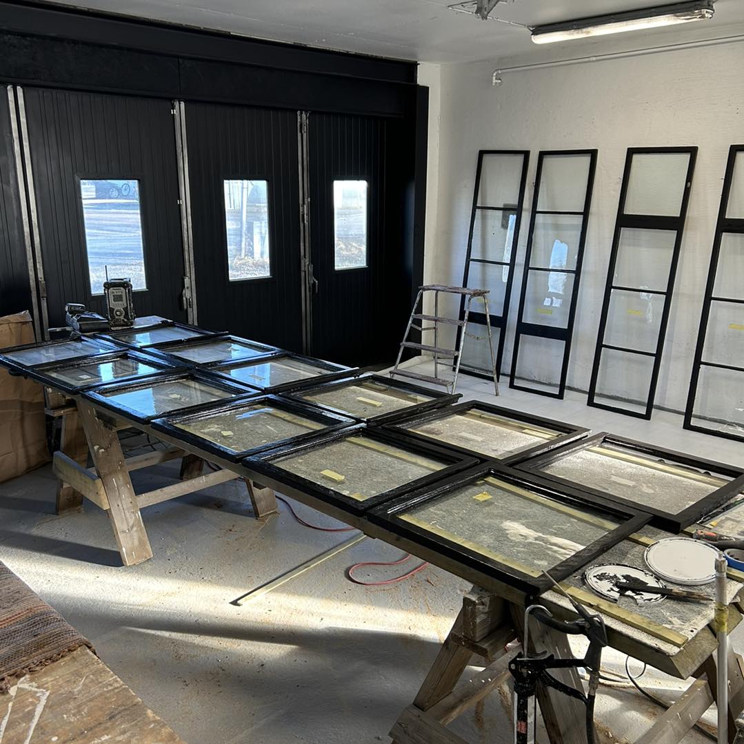 Fönsterrenovering med linoljefärg på Striberg gods – bild 6