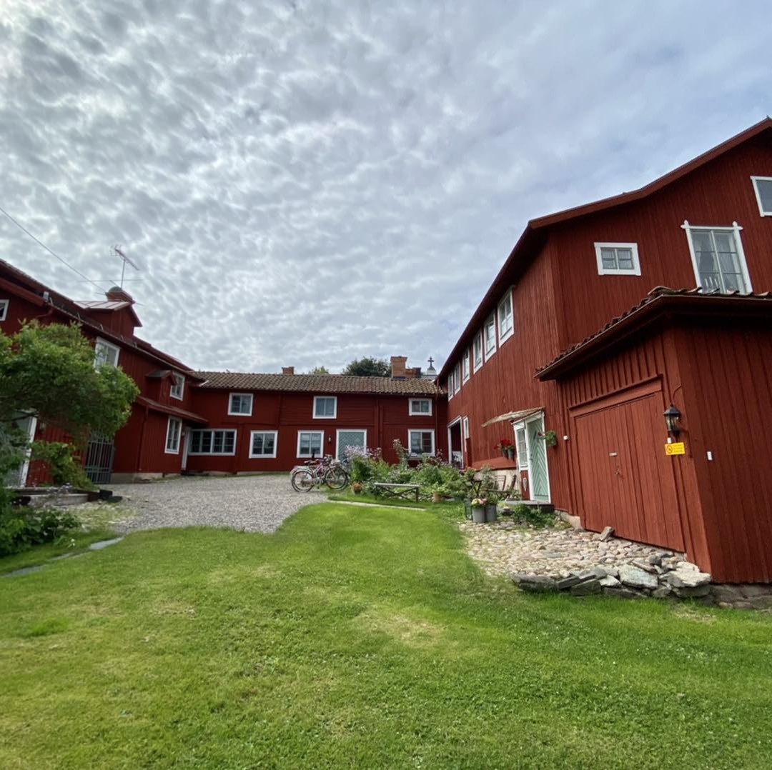 Lägenhetshus och lada i centrala Nora – bild 4