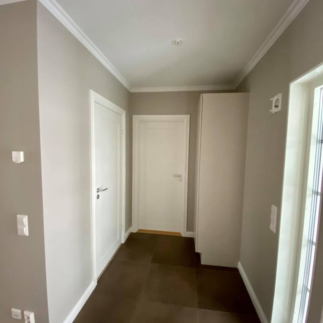 Målning av hall, trapphus och allrum i villa i Örebro – bild 9