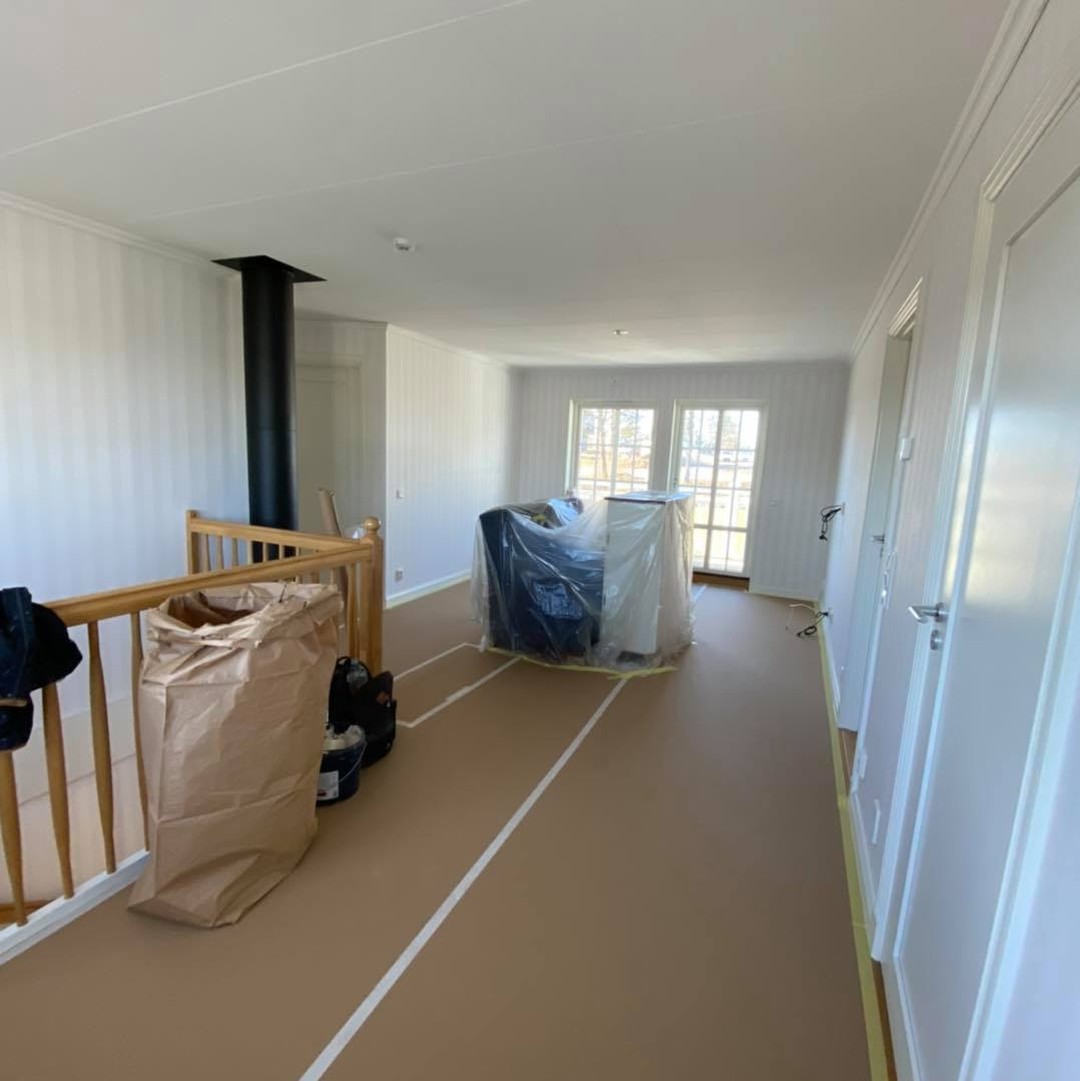 Målning av hall, trapphus och allrum i villa i Örebro – bild 4