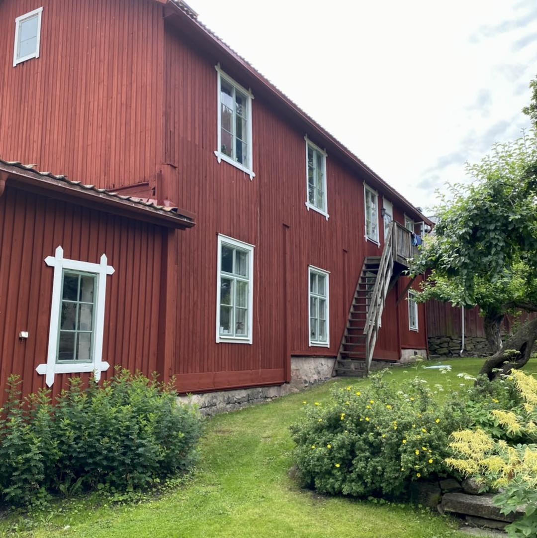 Lägenhetshus och lada i centrala Nora – bild 7