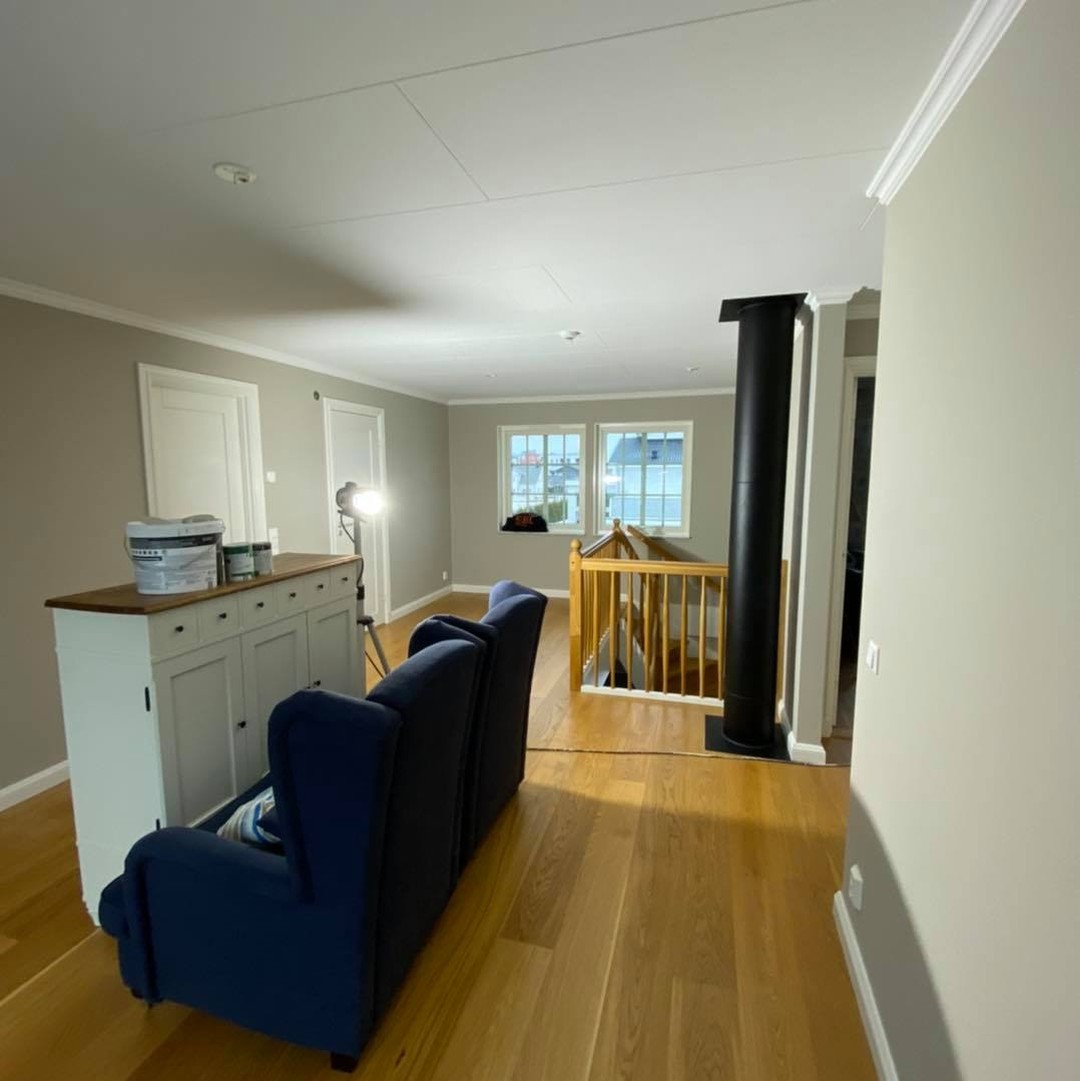 Målning av hall, trapphus och allrum i villa i Örebro – bild 7