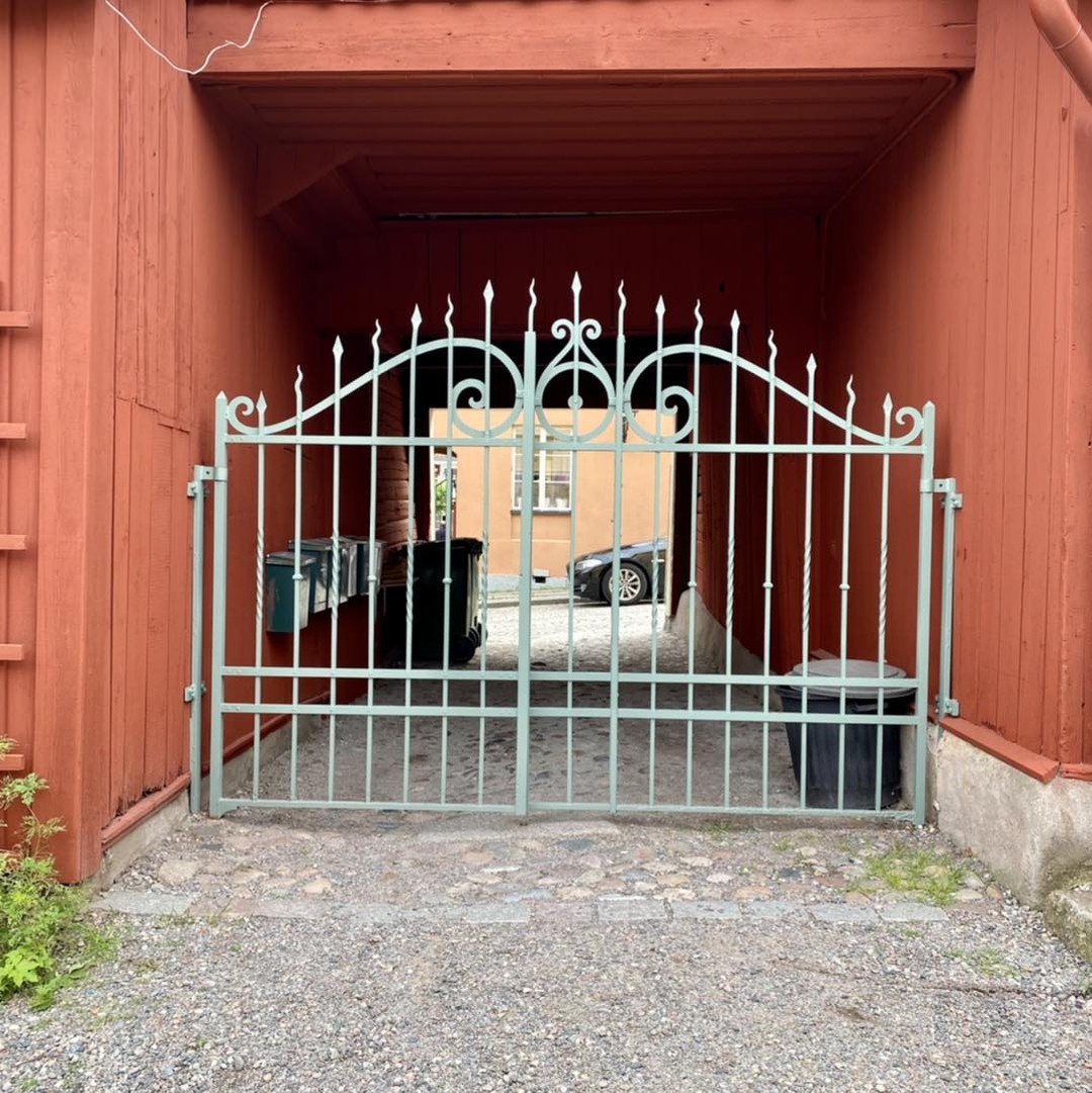 Lägenhetshus och lada i centrala Nora – bild 6