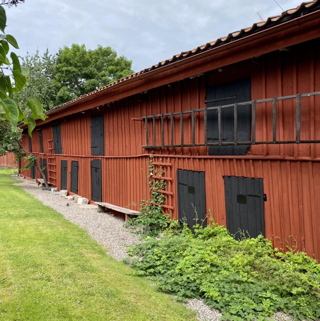 Lägenhetshus och lada i centrala Nora – bild 2