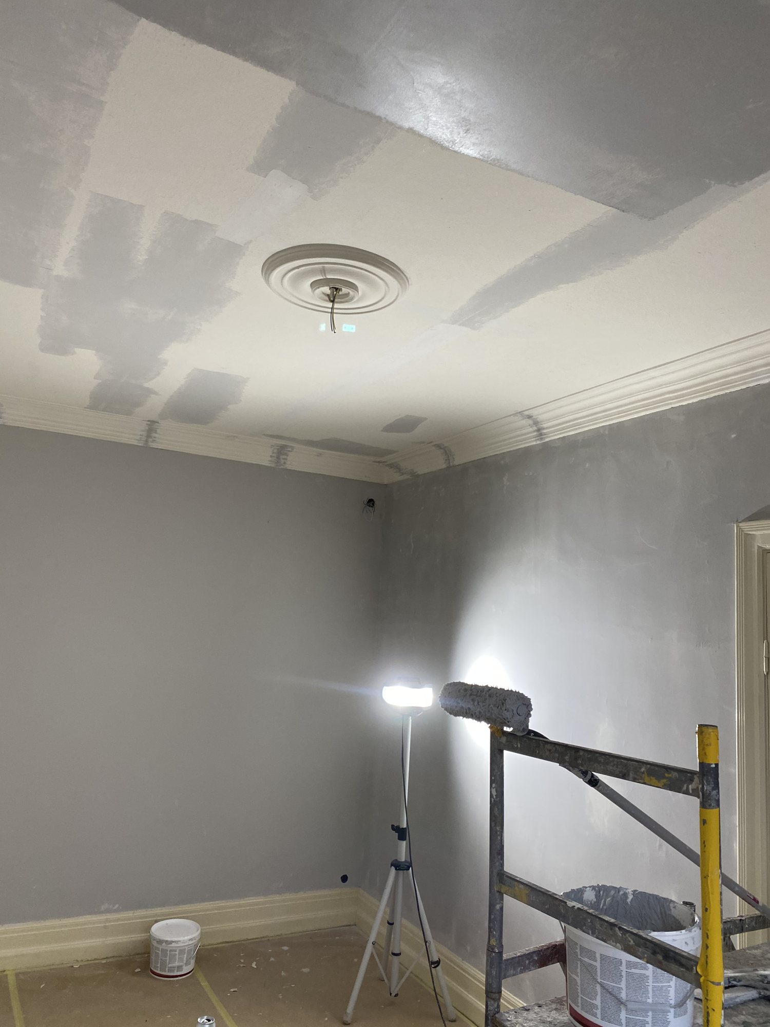 Arbetsbelysning i rum under spackling och slipning inför målning