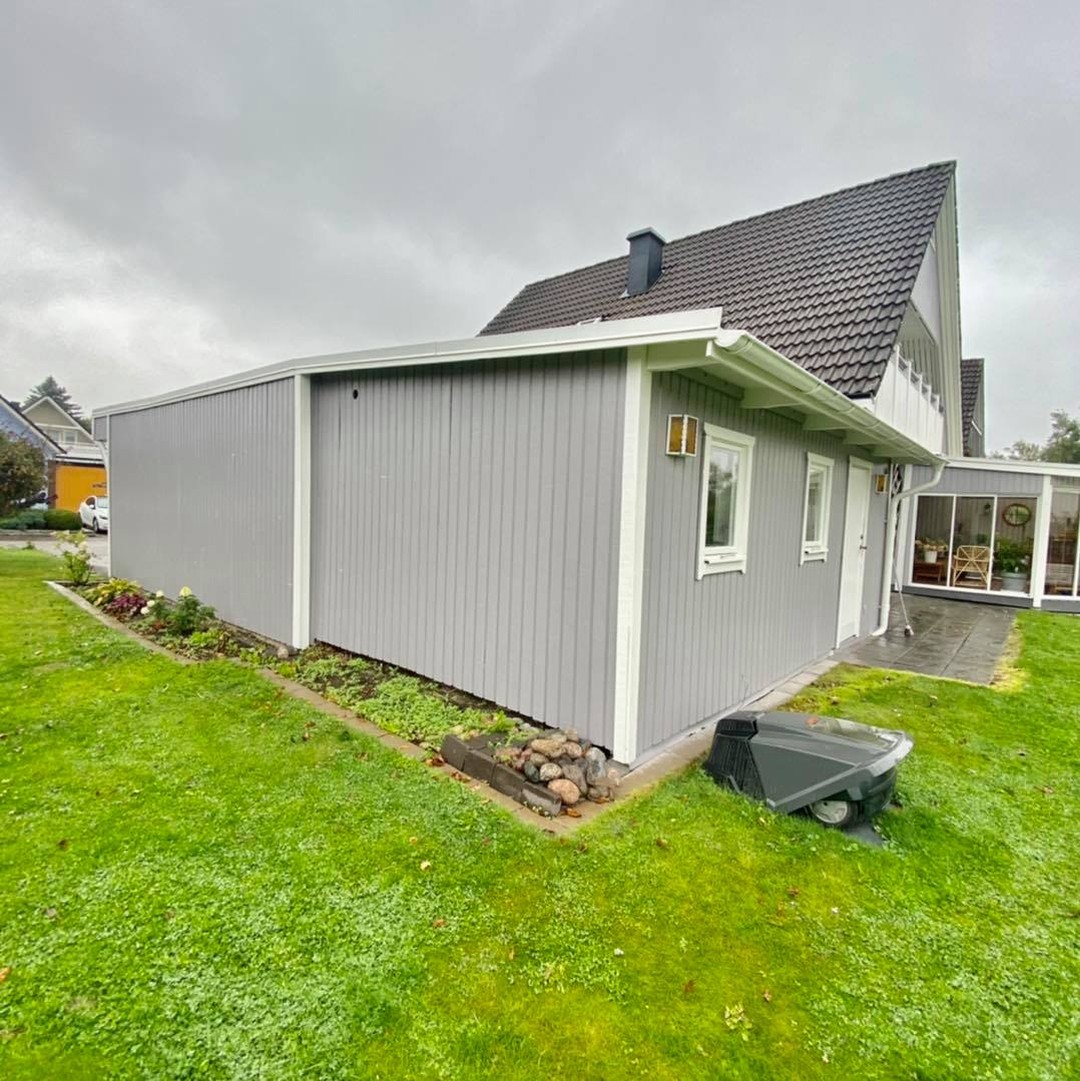 Utvändig målning av villa med garage i Örebro – bild 6