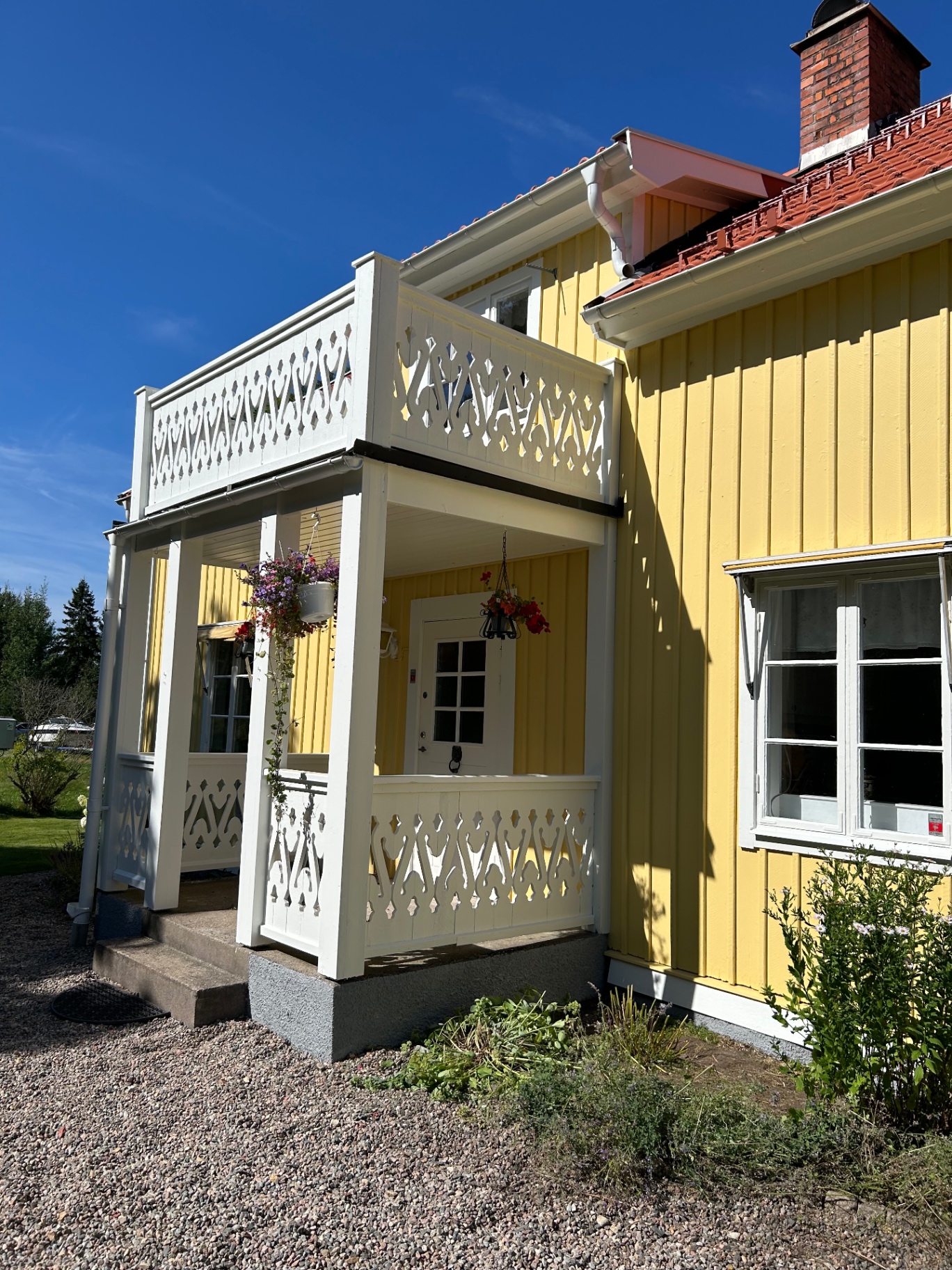 Utvändig målning av villa i Bengtstorp utanför Nora – bild 8