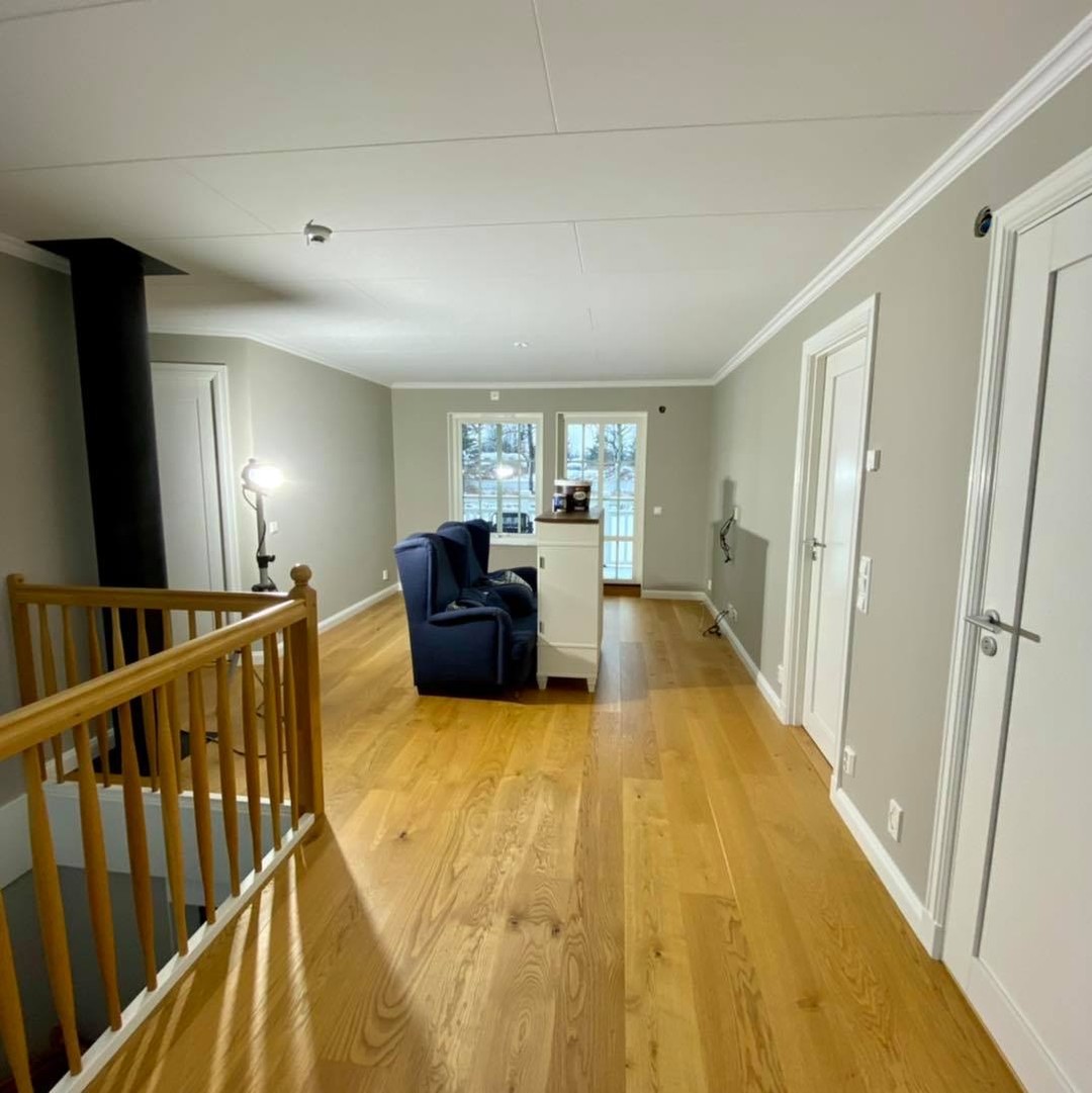 Målning av hall, trapphus och allrum i villa i Örebro – bild 3