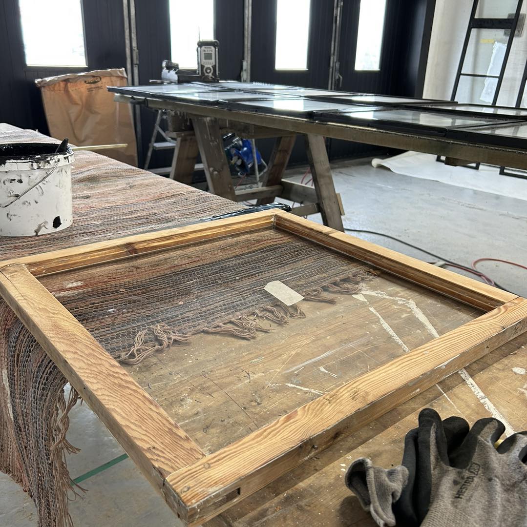 Fönsterrenovering med linoljefärg på Striberg gods – bild 9