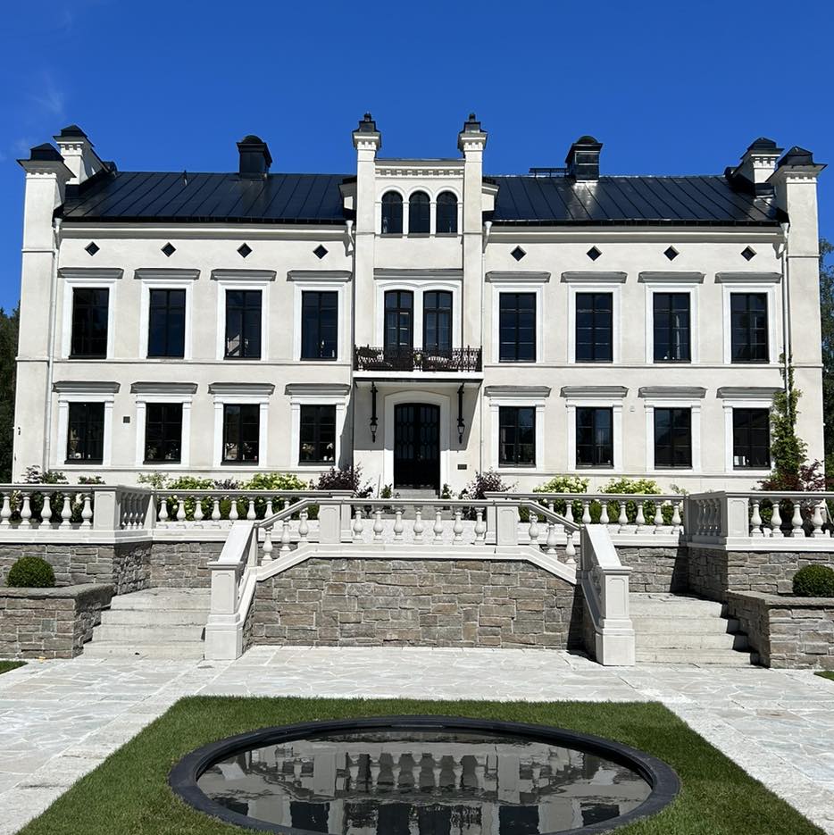 Fönsterrenovering med linoljefärg på Striberg gods – EBL Måleri