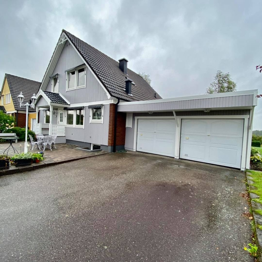 Utvändig målning av villa med garage i Örebro – bild 4