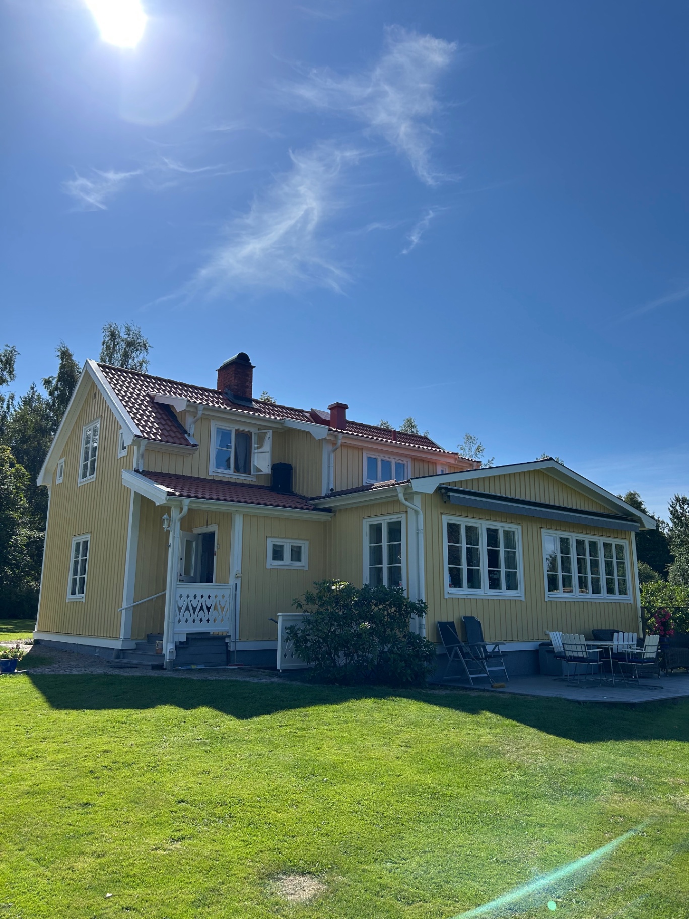 Utvändig målning av villa i Bengtstorp utanför Nora – bild 4