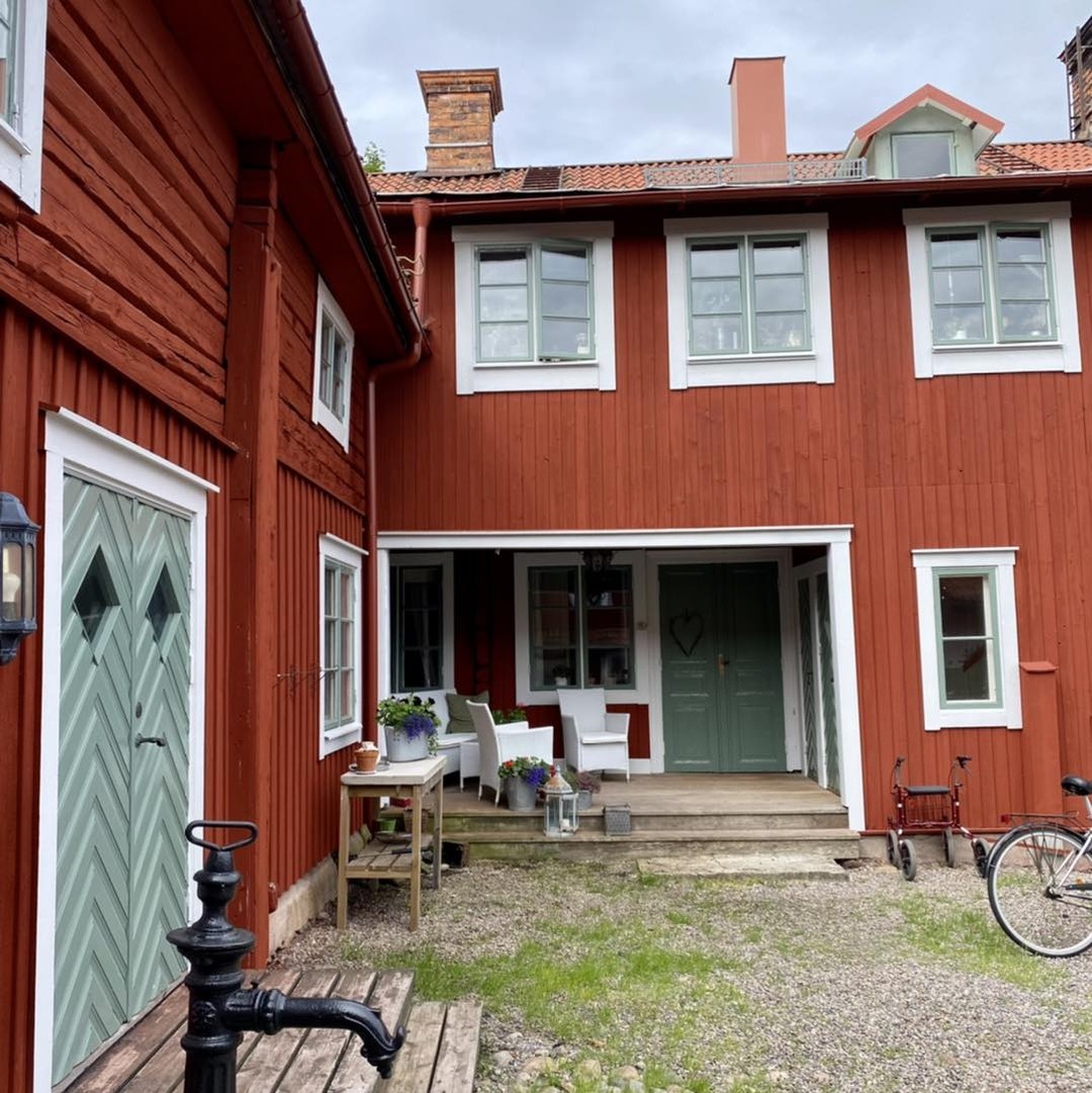Lägenhetshus och lada i centrala Nora – EBL Måleri