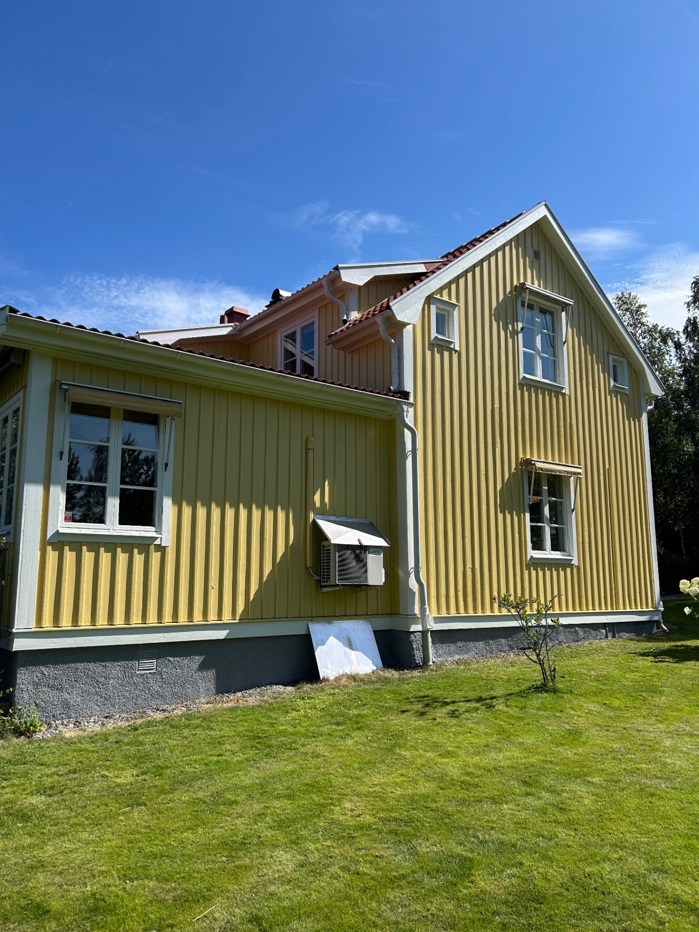 Utvändig målning av villa i Bengtstorp utanför Nora – bild 5