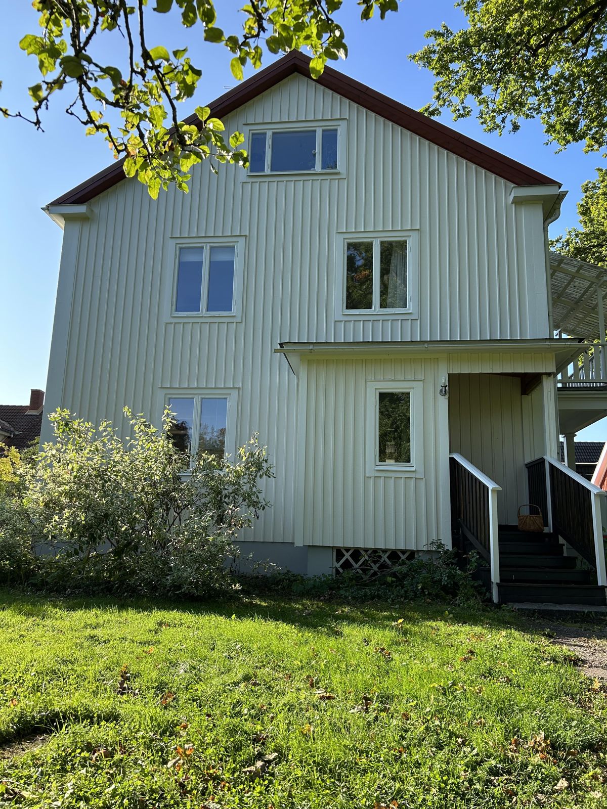 Utvändig målning av villa i Adolfsberg, Örebro – bild 20