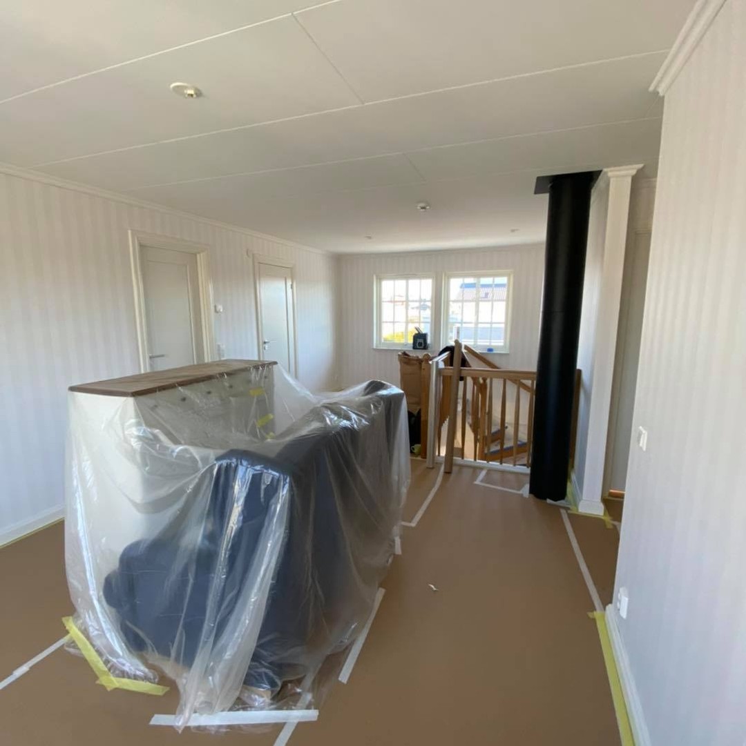 Målning av hall, trapphus och allrum i villa i Örebro – bild 8