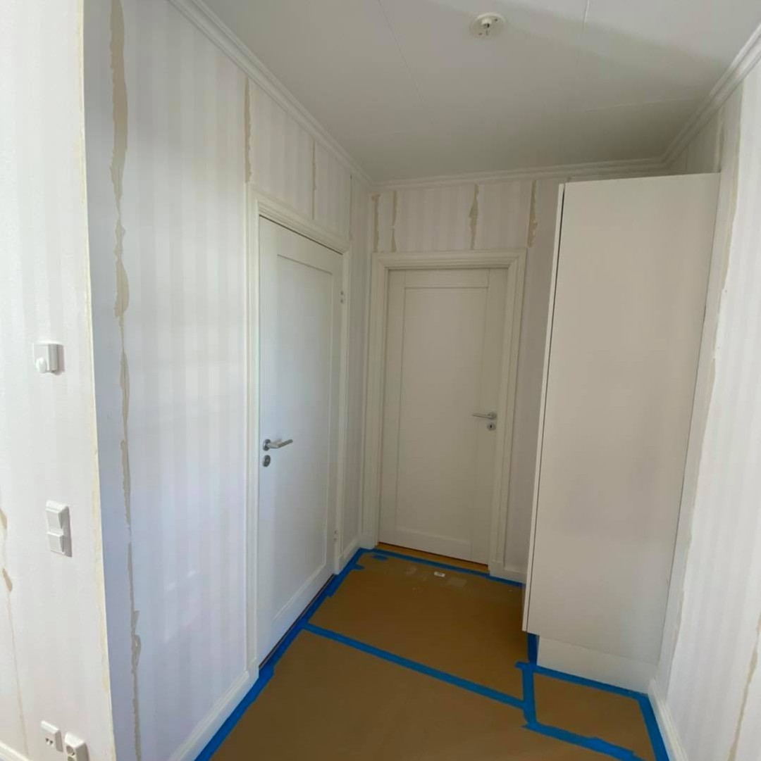 Målning av hall, trapphus och allrum i villa i Örebro – bild 10