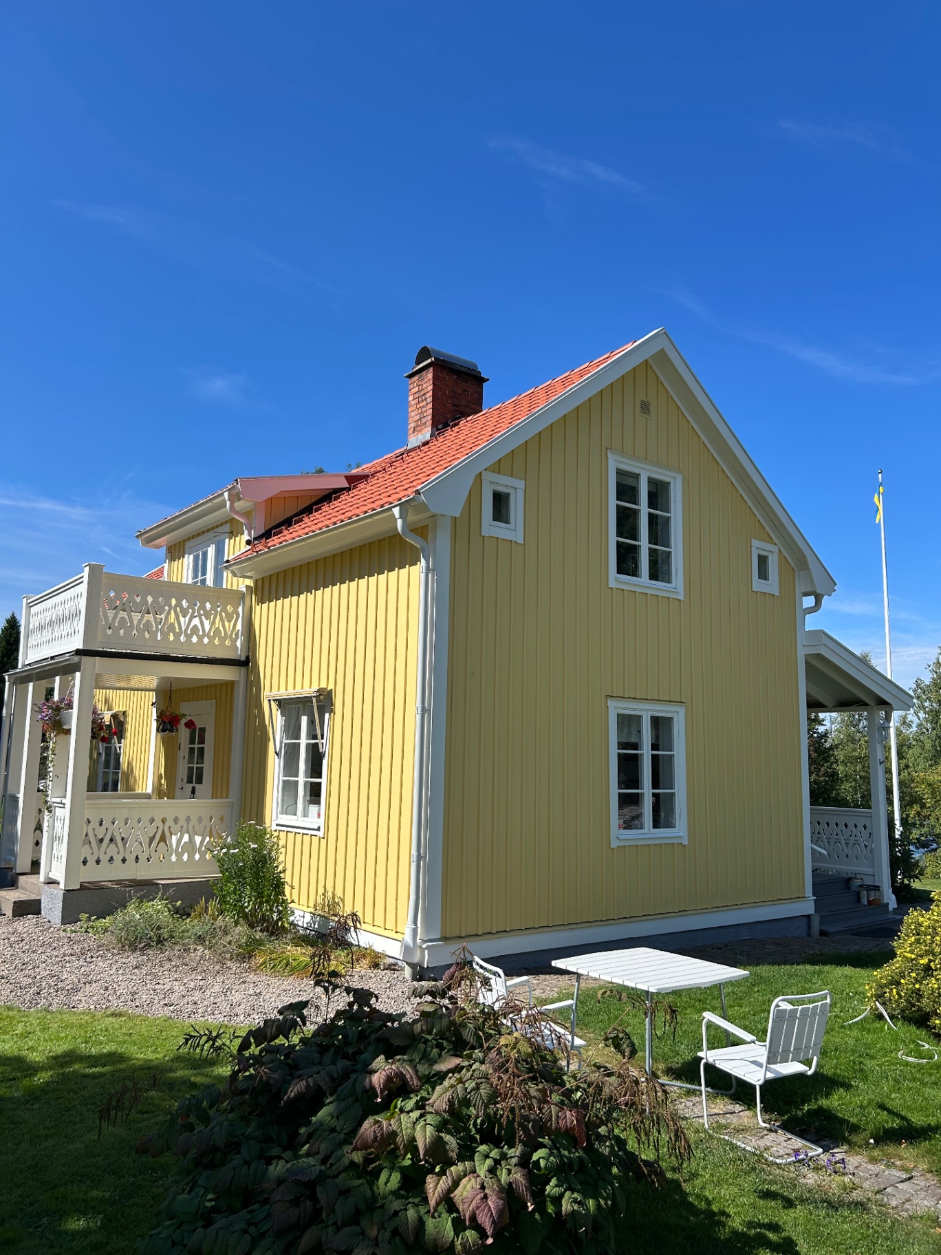 Utvändig målning av villa i Bengtstorp utanför Nora – bild 3