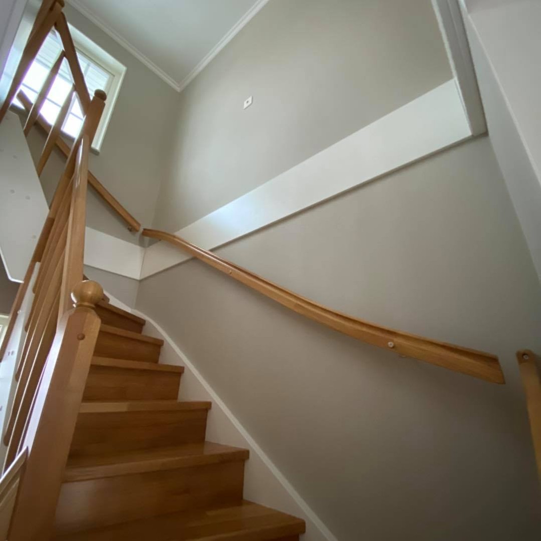 Målning av hall, trapphus och allrum i villa i Örebro – bild 5