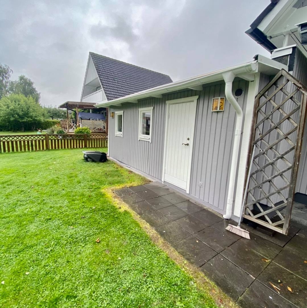 Utvändig målning av villa med garage i Örebro – bild 5