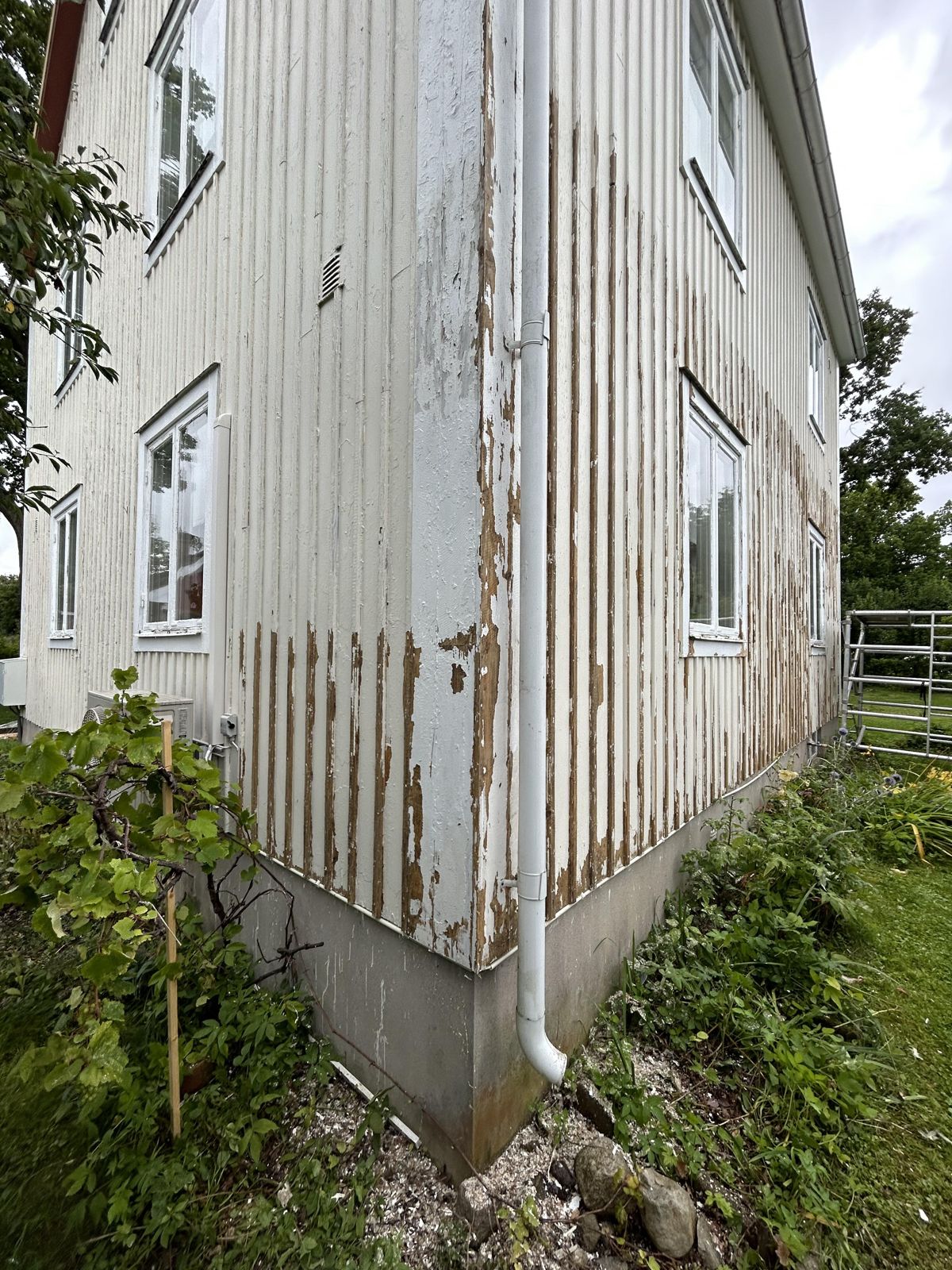 Utvändig målning av villa i Adolfsberg, Örebro – bild 6