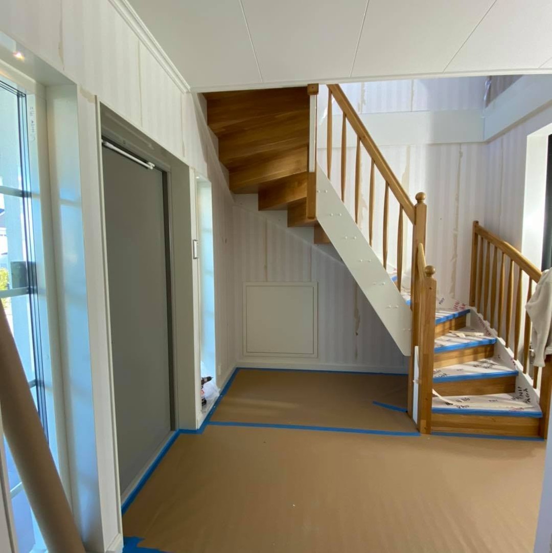 Målning av hall, trapphus och allrum i villa i Örebro – bild 2
